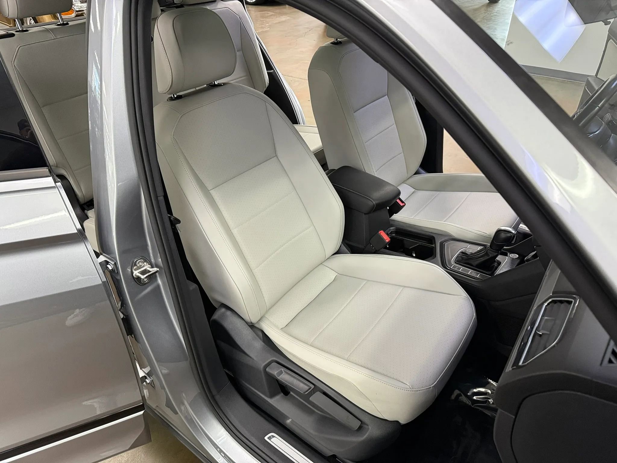 Used 2021 Volkswagen Tiguan SE R-Line FWD image 12