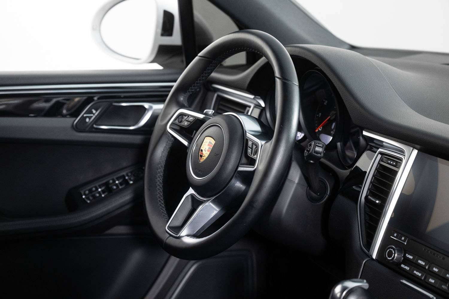 Used 2018 Porsche Macan AWD/4WD image 25