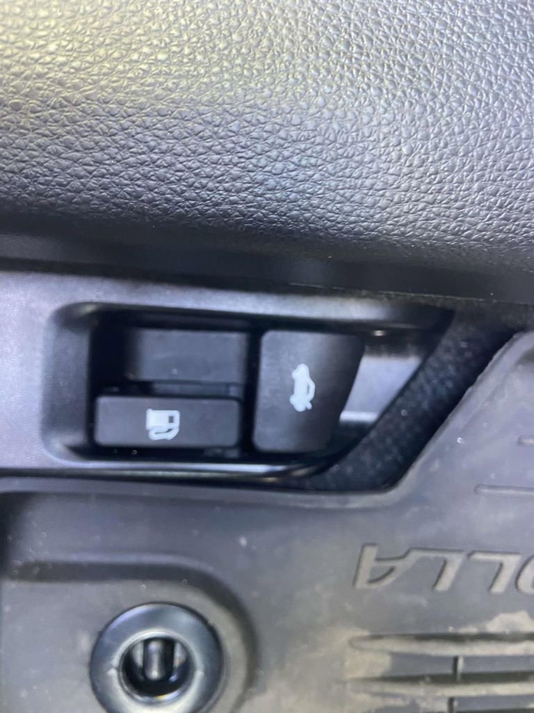 Used 2025 Toyota Corolla LE image 30