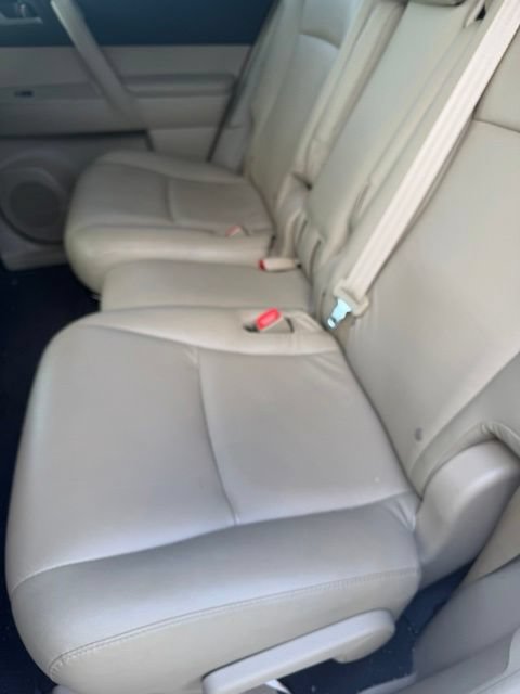 Used 2012 Toyota Highlander FWD w/ Tech Pkg image 6