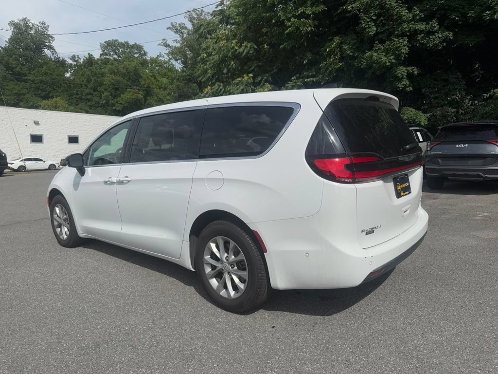 Used 2025 Chrysler Pacifica Select AWD/4WD image 4