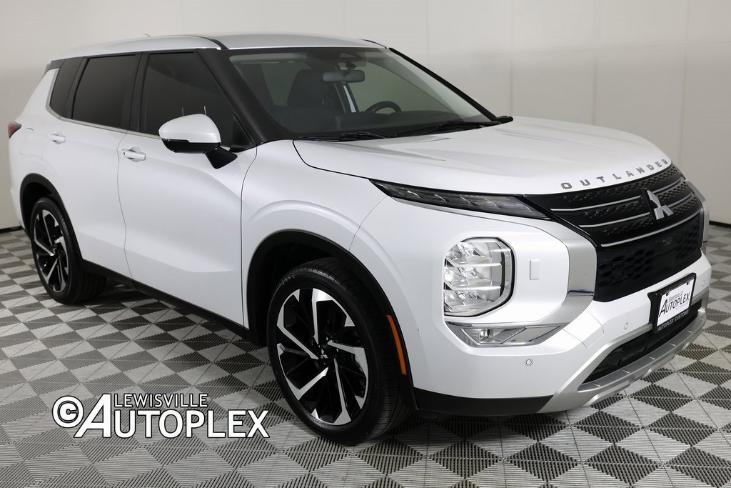 Used 2023 Mitsubishi Outlander SE image 3