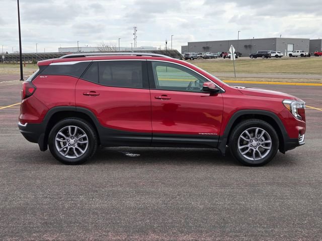 Used 2024 GMC Terrain SLT w/ Infotainment Package II image 2