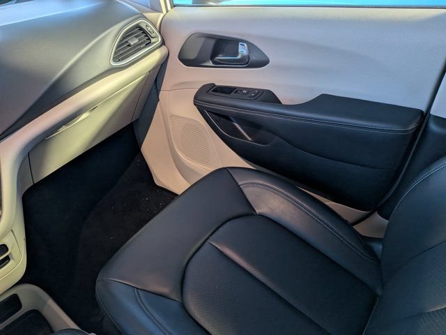 Used 2023 Chrysler Pacifica Touring-L FWD image 16