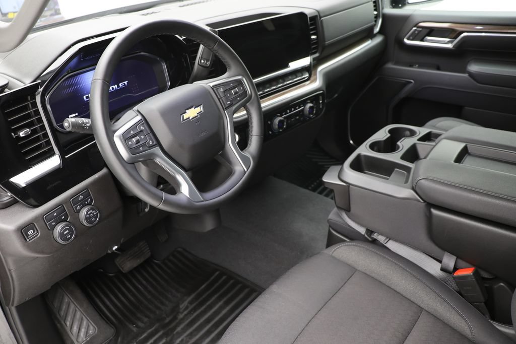 Used 2025 Chevrolet Silverado 2500 LT w/ Convenience Package AWD/4WD image 9