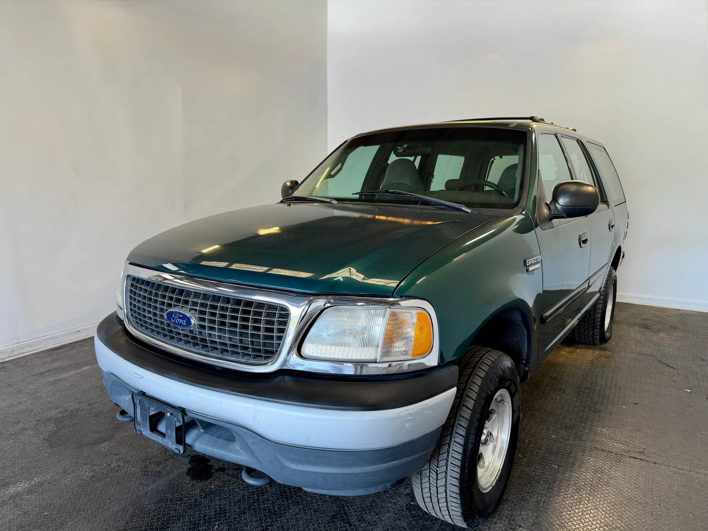 Used 2000 Ford Expedition XLT AWD/4WD image 2