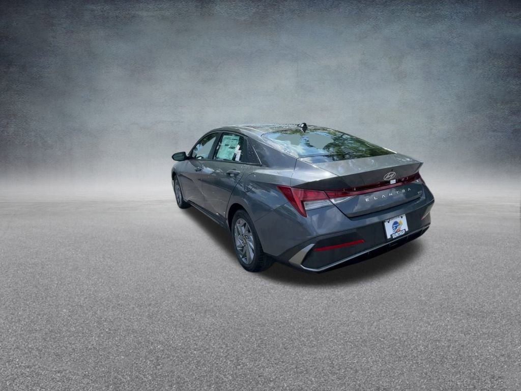 Used 2025 Hyundai Elantra Blue image 18