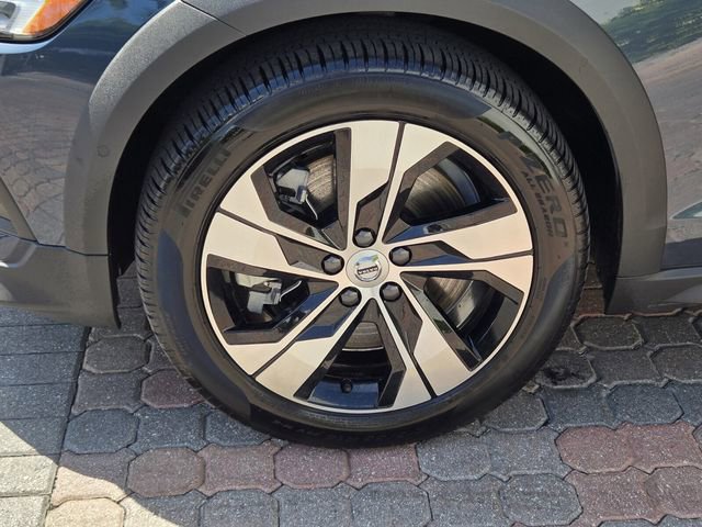 Certified 2025 Volvo V60 B5 Cross Country Plus image 13