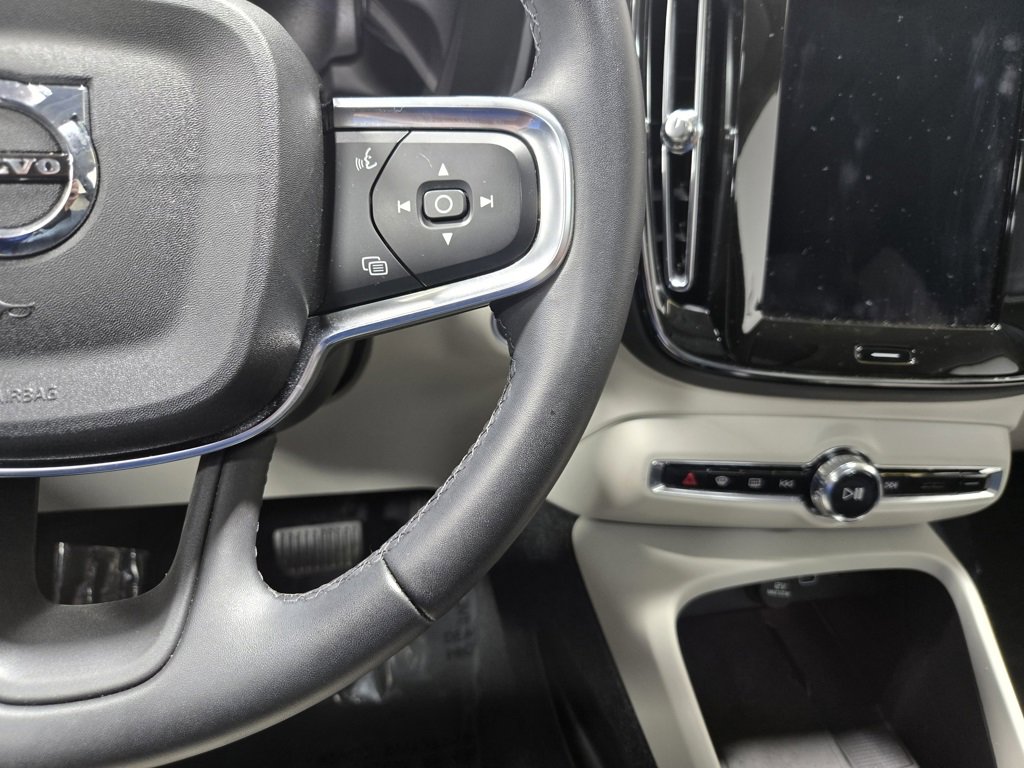 Used 2024 Volvo XC40 B5 Plus image 17