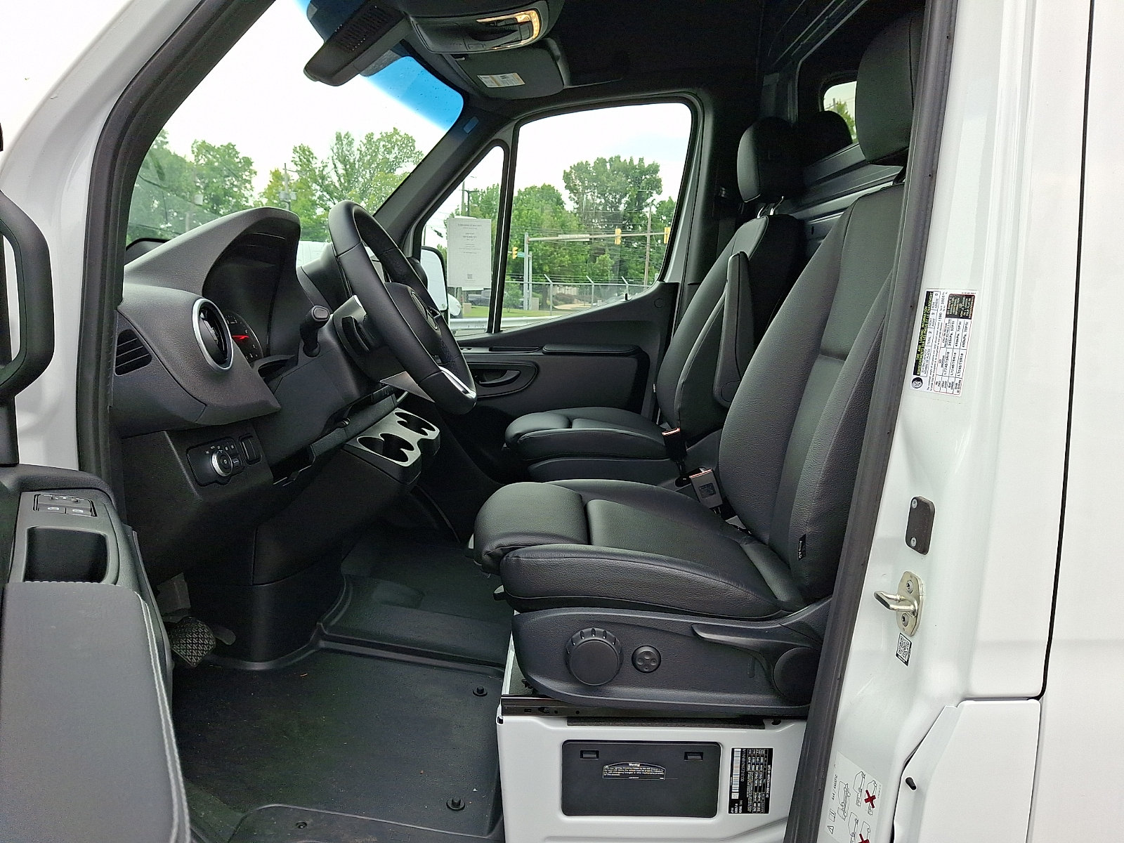 Used 2025 Mercedes-Benz Sprinter 2500 image 15