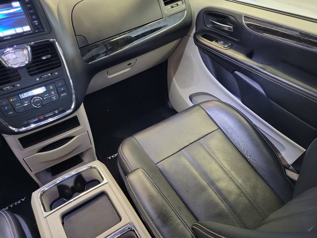 Used 2016 Chrysler Town & Country Touring FWD image 25