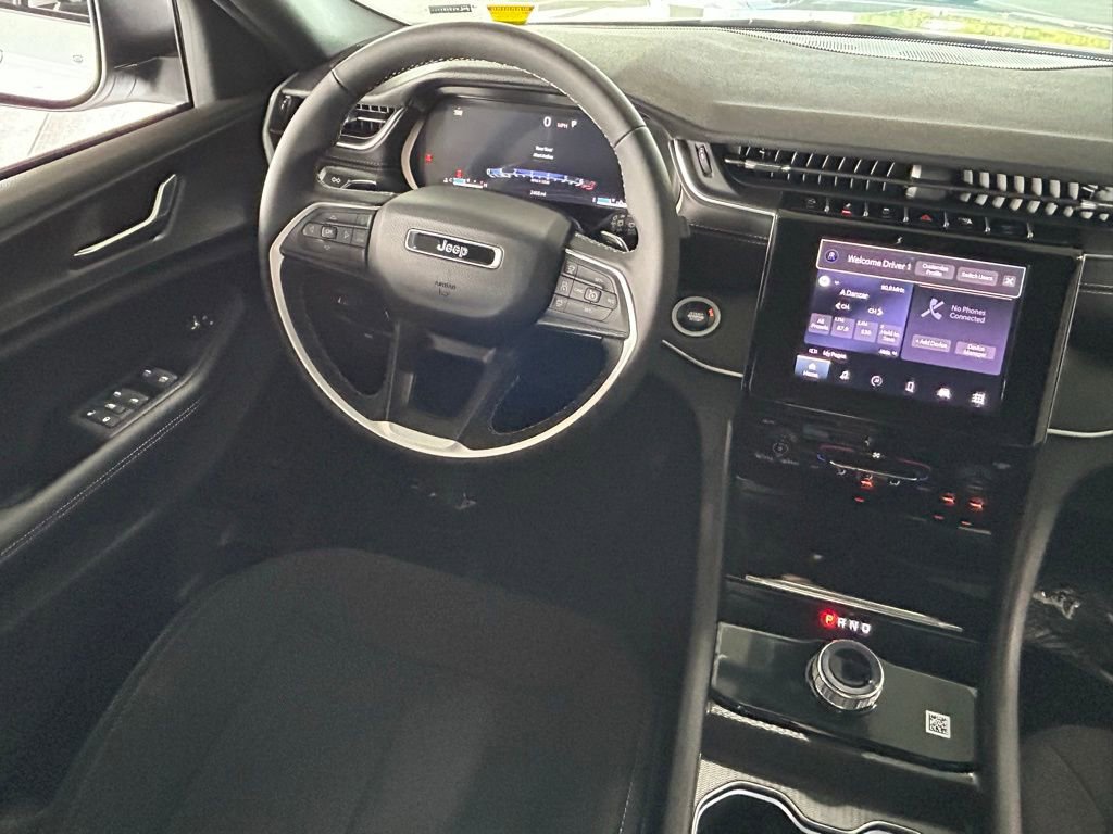 Used 2025 Jeep Grand Cherokee Laredo image 9