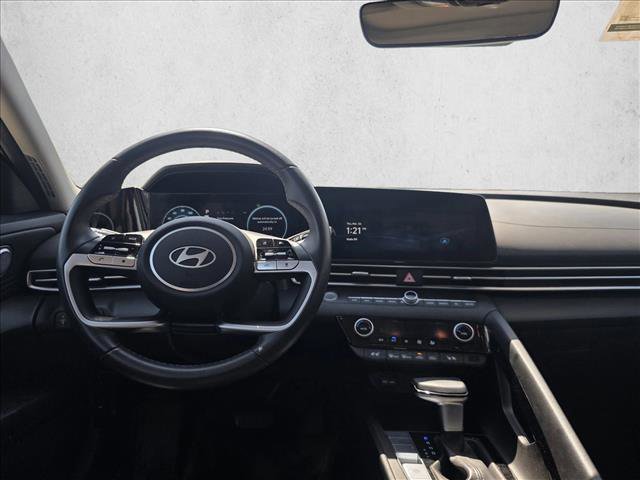 Used 2025 Hyundai Elantra Limited image 10