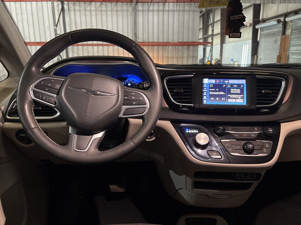 Used 2023 Chrysler Voyager LX image 21