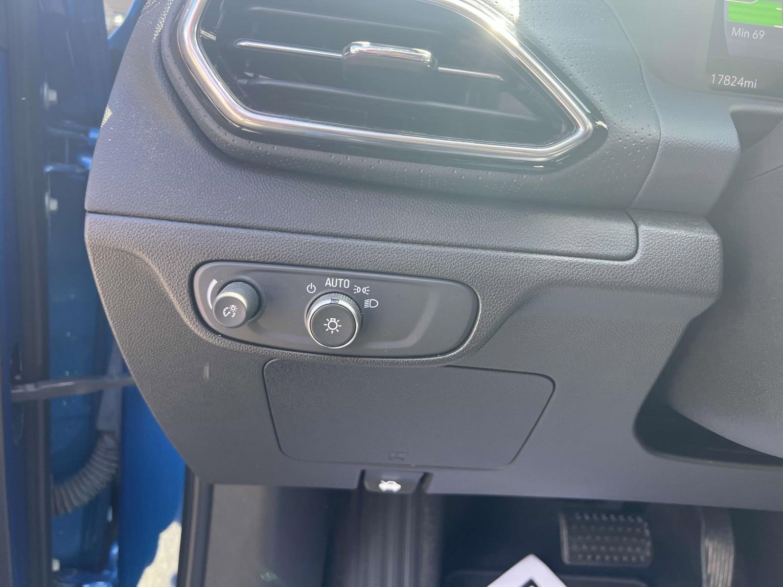 Certified 2022 Chevrolet Bolt EUV Premier w/ Sun & Sound Package image 18