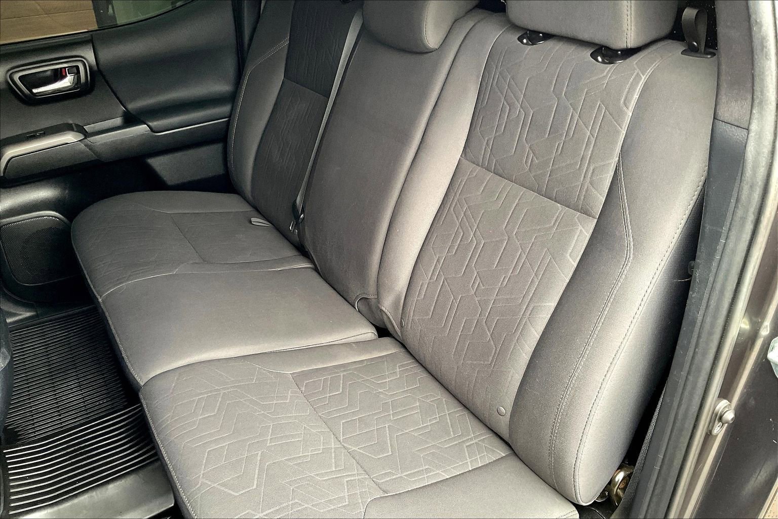 Used 2018 Toyota Tacoma TRD Off-Road w/ Technology Package AWD/4WD image 17