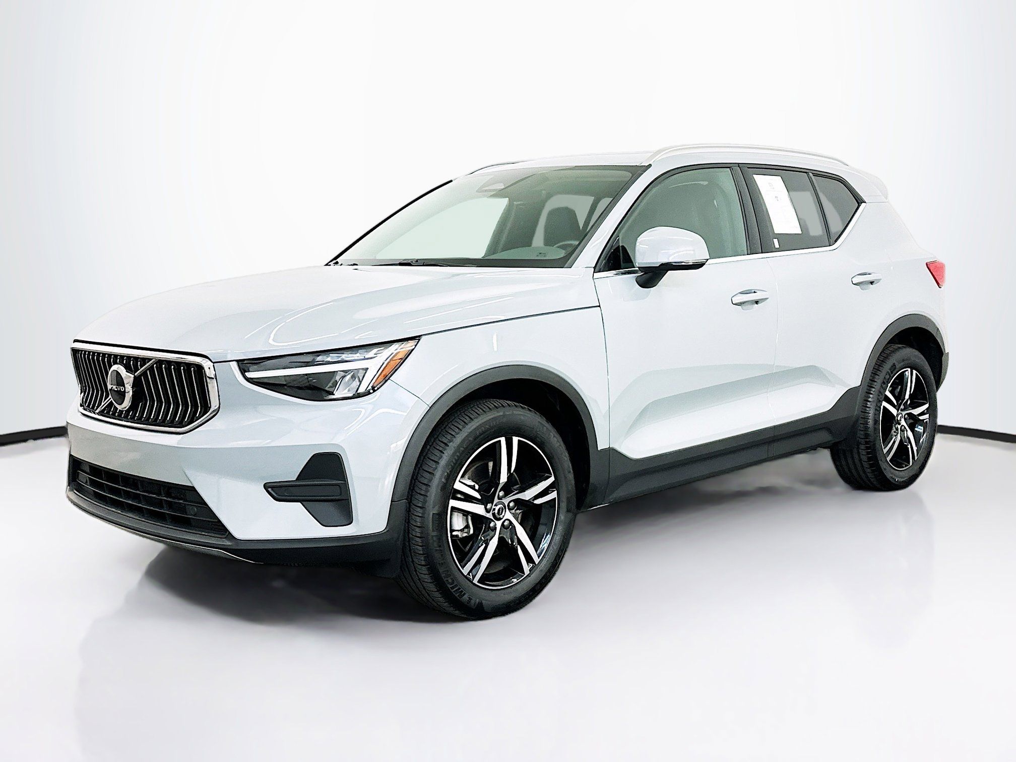 Used 2025 Volvo XC40 B5 Core image 3
