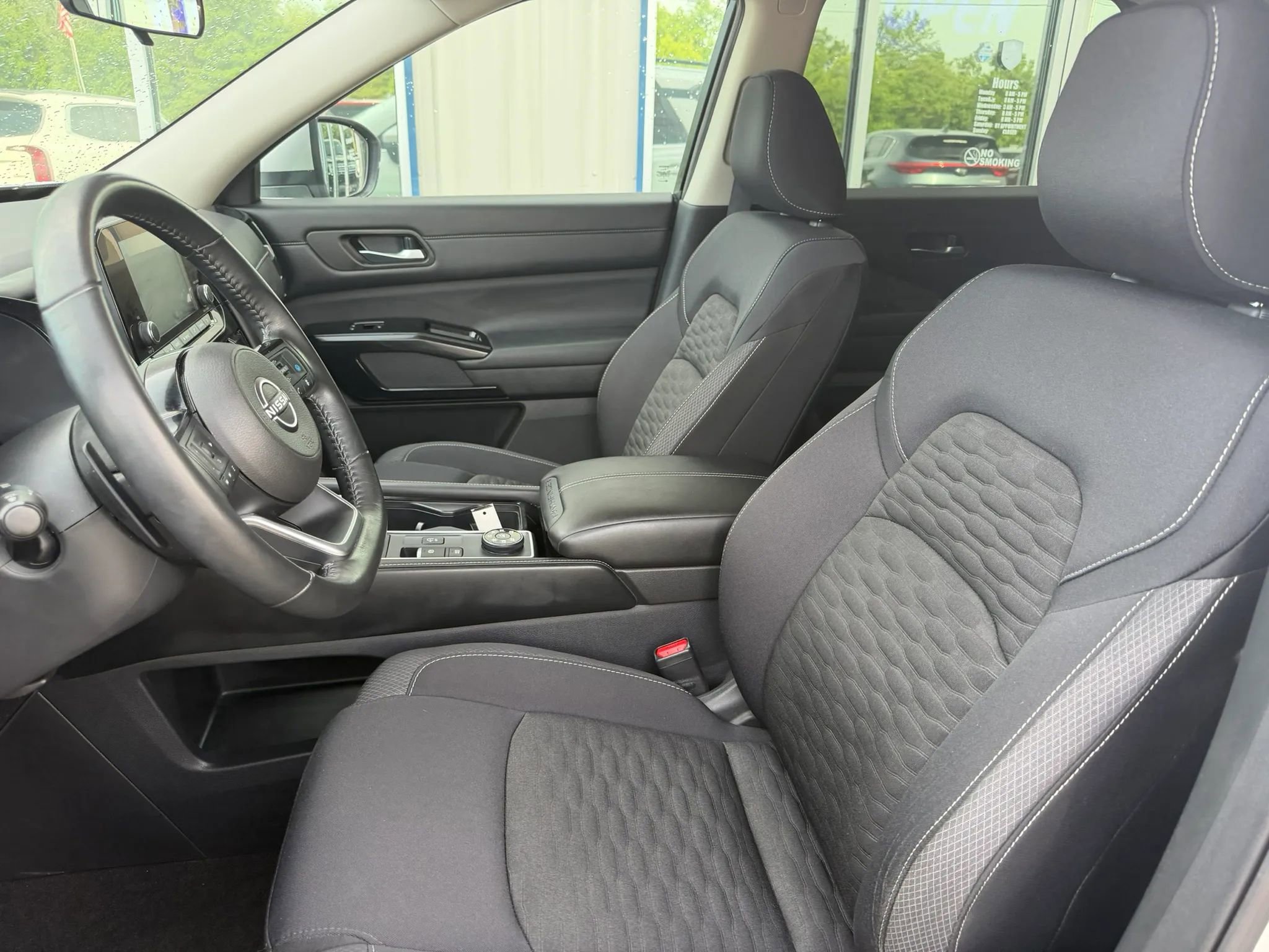 Used 2022 Nissan Pathfinder SV AWD/4WD image 5