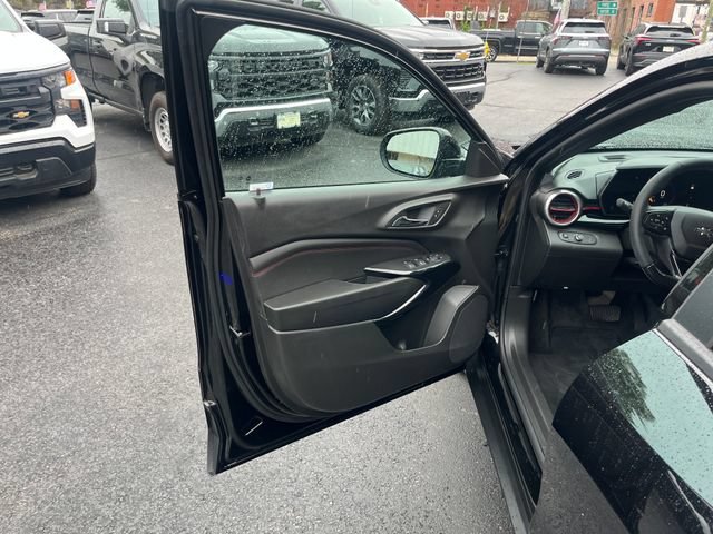 Used 2024 Chevrolet Trax RS FWD image 13