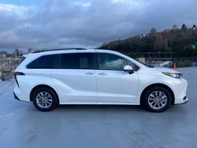 Used 2022 Toyota Sienna XLE image 2