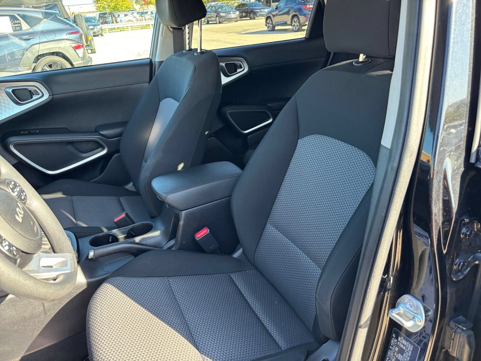 Used 2025 Kia Soul LX w/ LX Technology Package FWD image 33