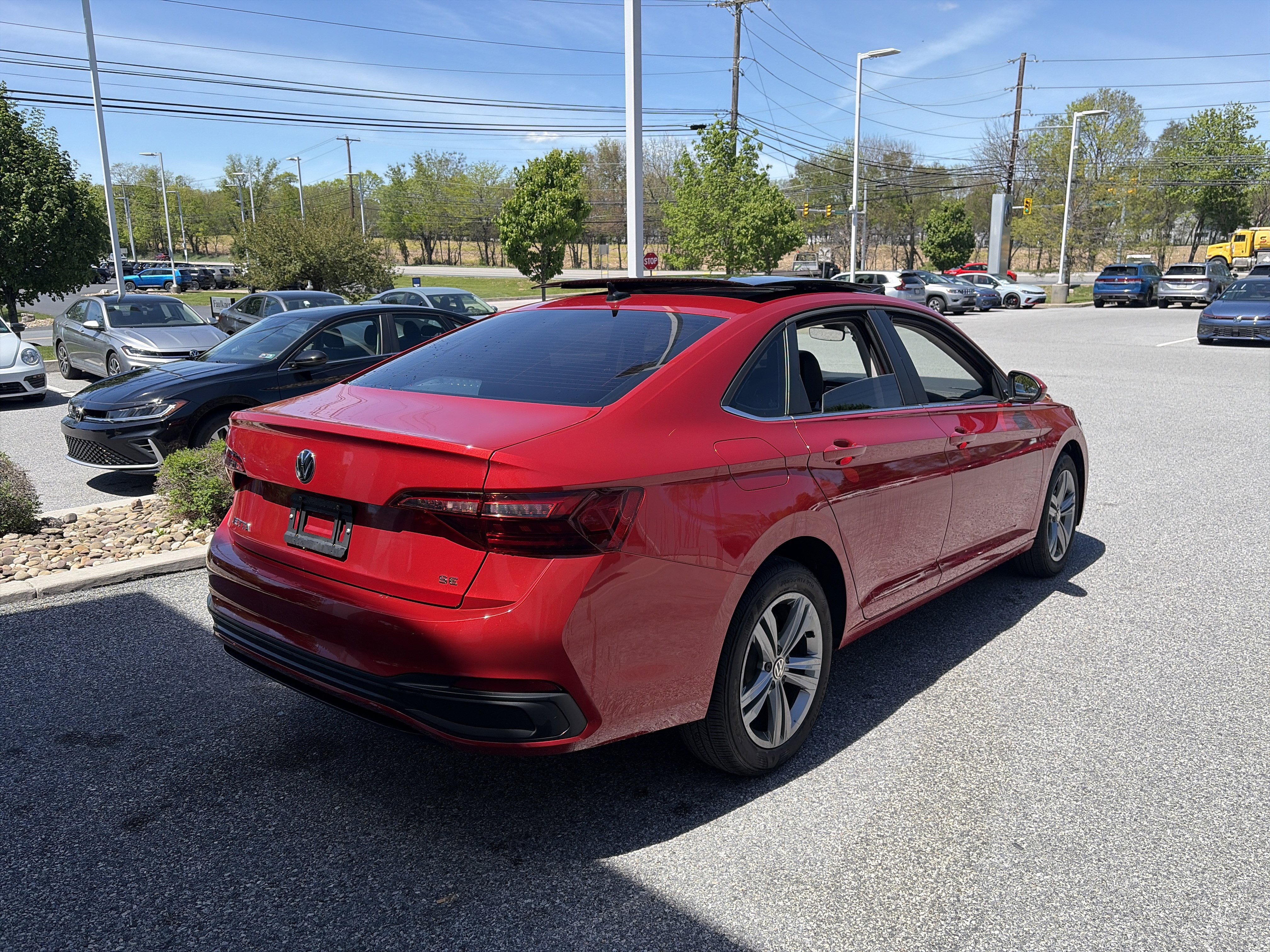 Used 2024 Volkswagen Jetta SE w/ Panoramic Sunroof Package FWD image 5