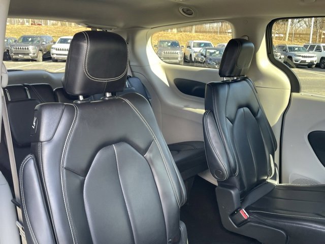 Used 2023 Chrysler Pacifica Touring-L image 31