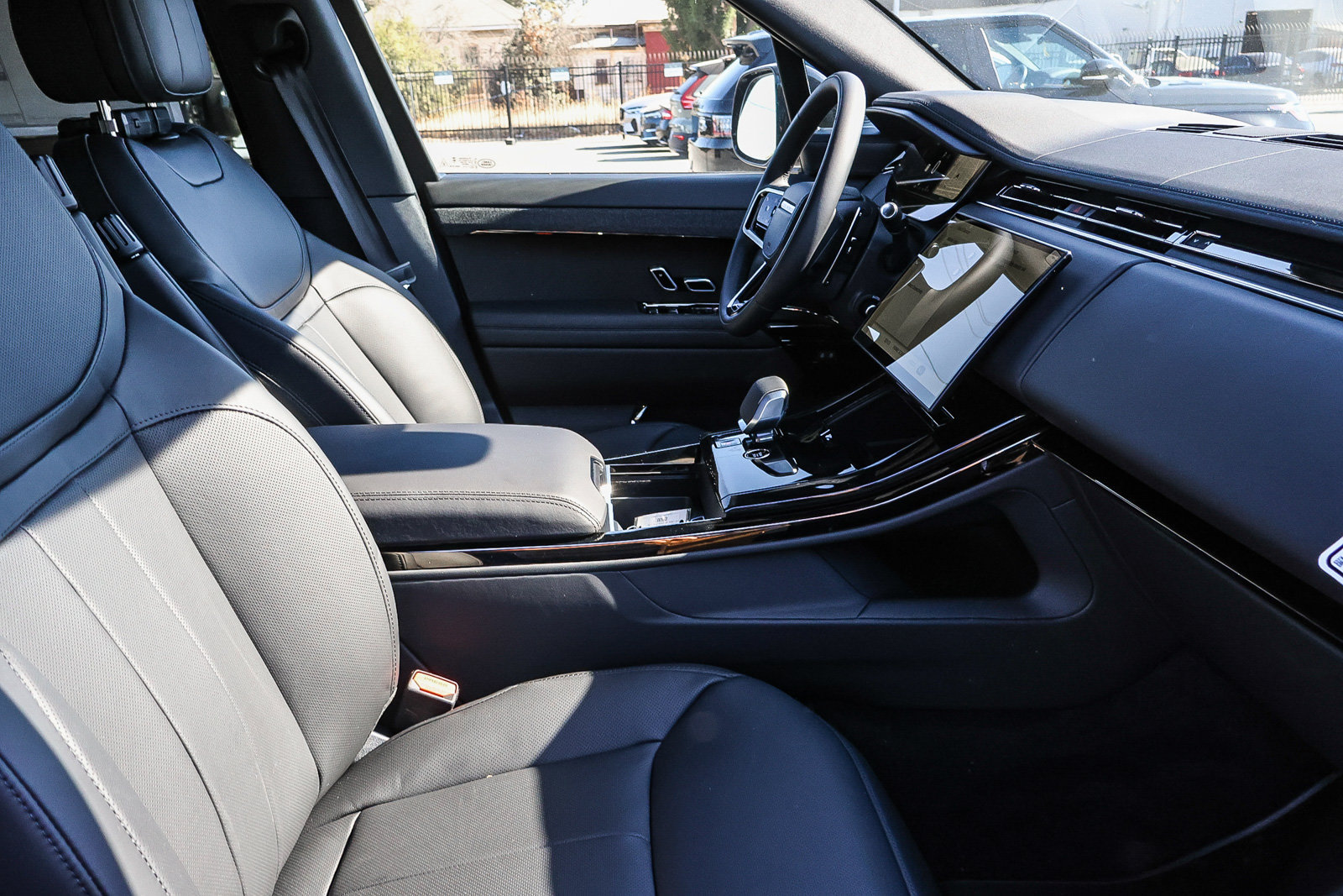 New 2027 Land Rover Range Rover Sport Dynamic SE AWD/4WD image 17