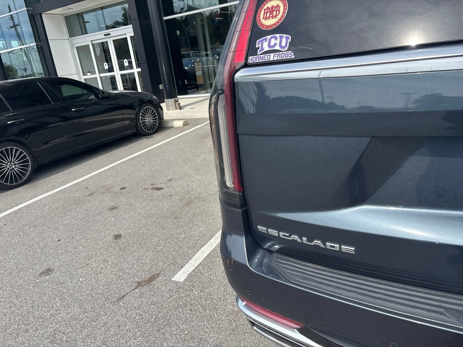 Used 2021 Cadillac Escalade Premium Luxury w/ Driver Assist Tech Package AWD/4WD image 5