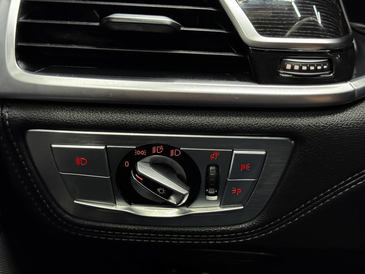 Used 2016 BMW 750i image 29