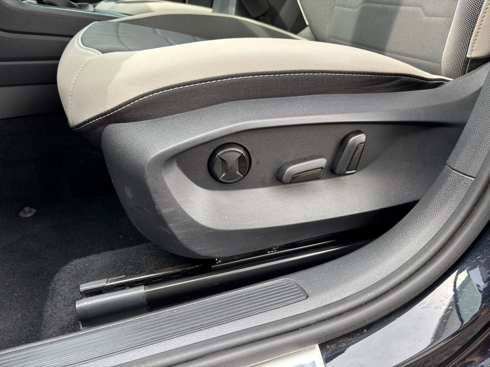 Used 2025 Volkswagen Taos SE FWD image 22