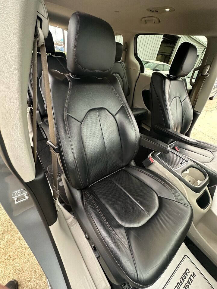 Used 2018 Chrysler Pacifica Touring-L Plus FWD image 19