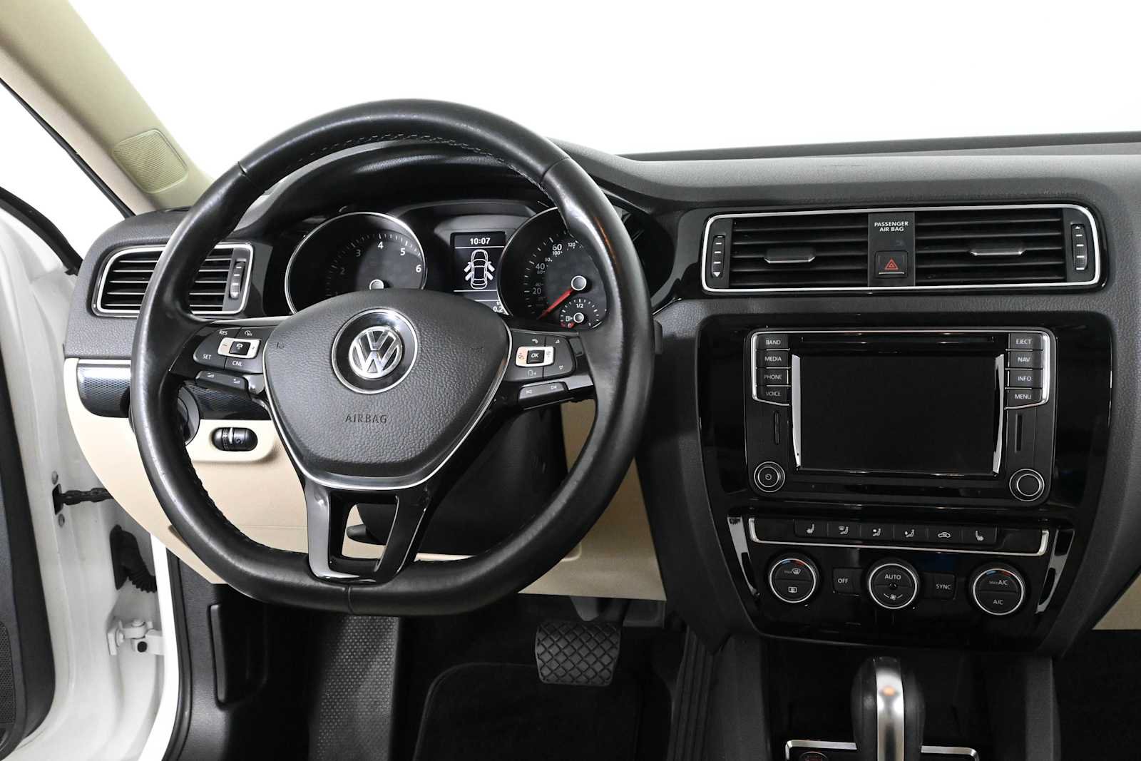 Used 2017 Volkswagen Jetta SEL FWD image 3