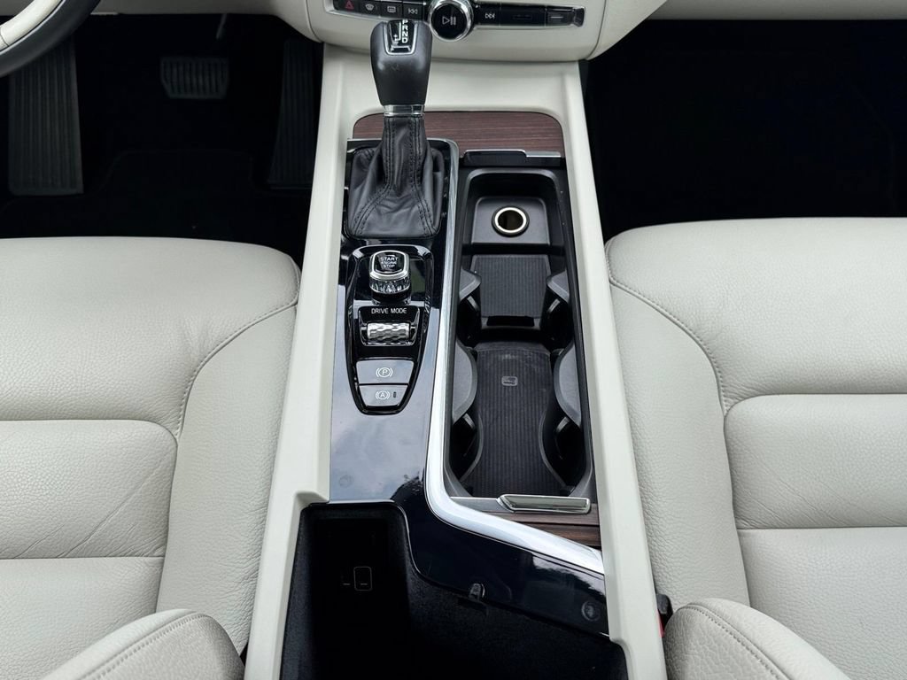 Used 2021 Volvo XC60 T5 Momentum w/ Premium Package FWD image 13