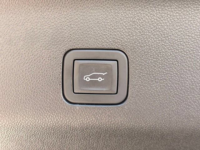 Used 2025 GMC Yukon XL Denali RWD image 15