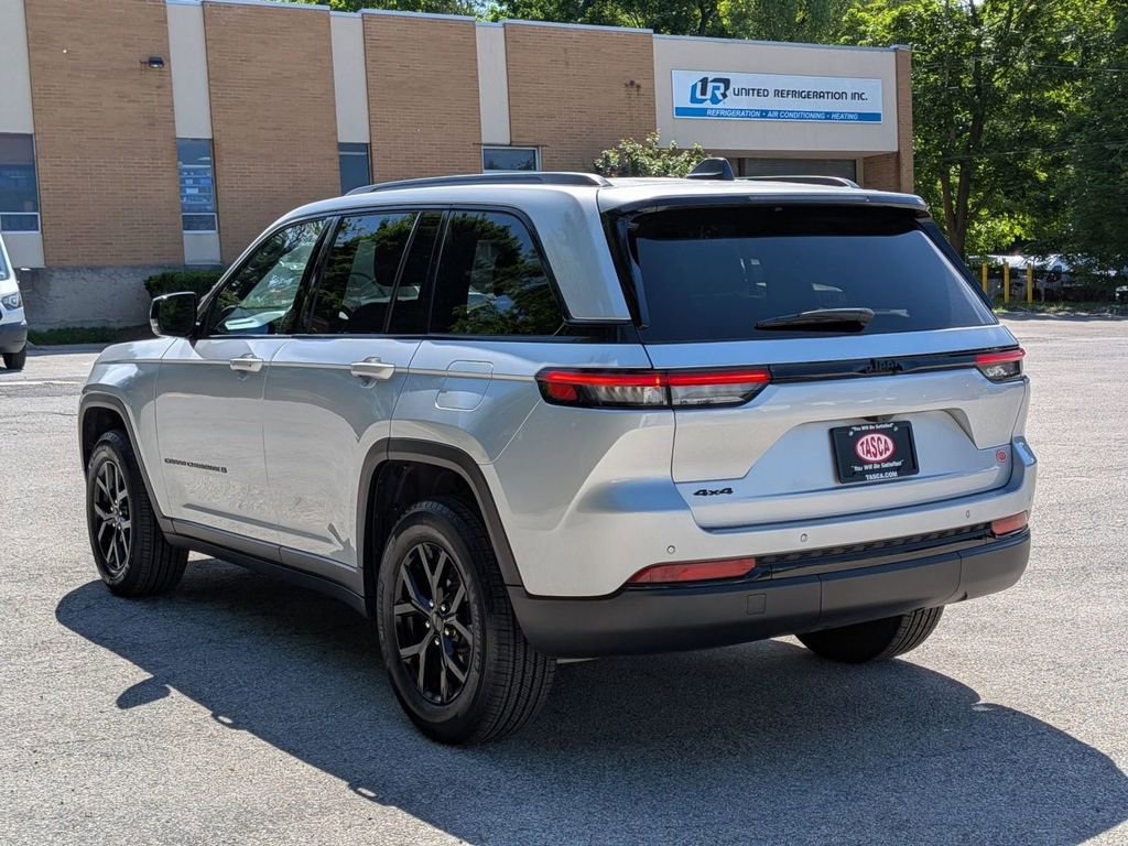 Used 2025 Jeep Grand Cherokee Altitude AWD/4WD image 8