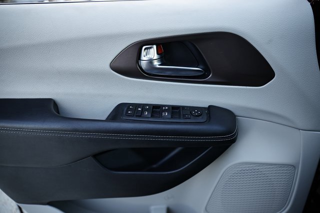 Used 2022 Chrysler Voyager LX image 13