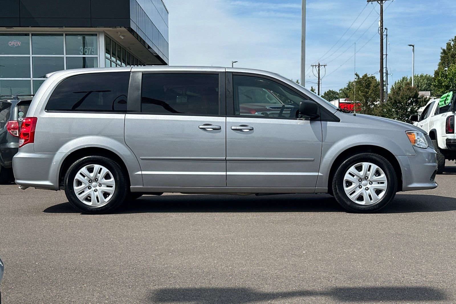 Used 2015 Dodge Grand Caravan SE w/ Quick Order Package 29E SE FWD image 3