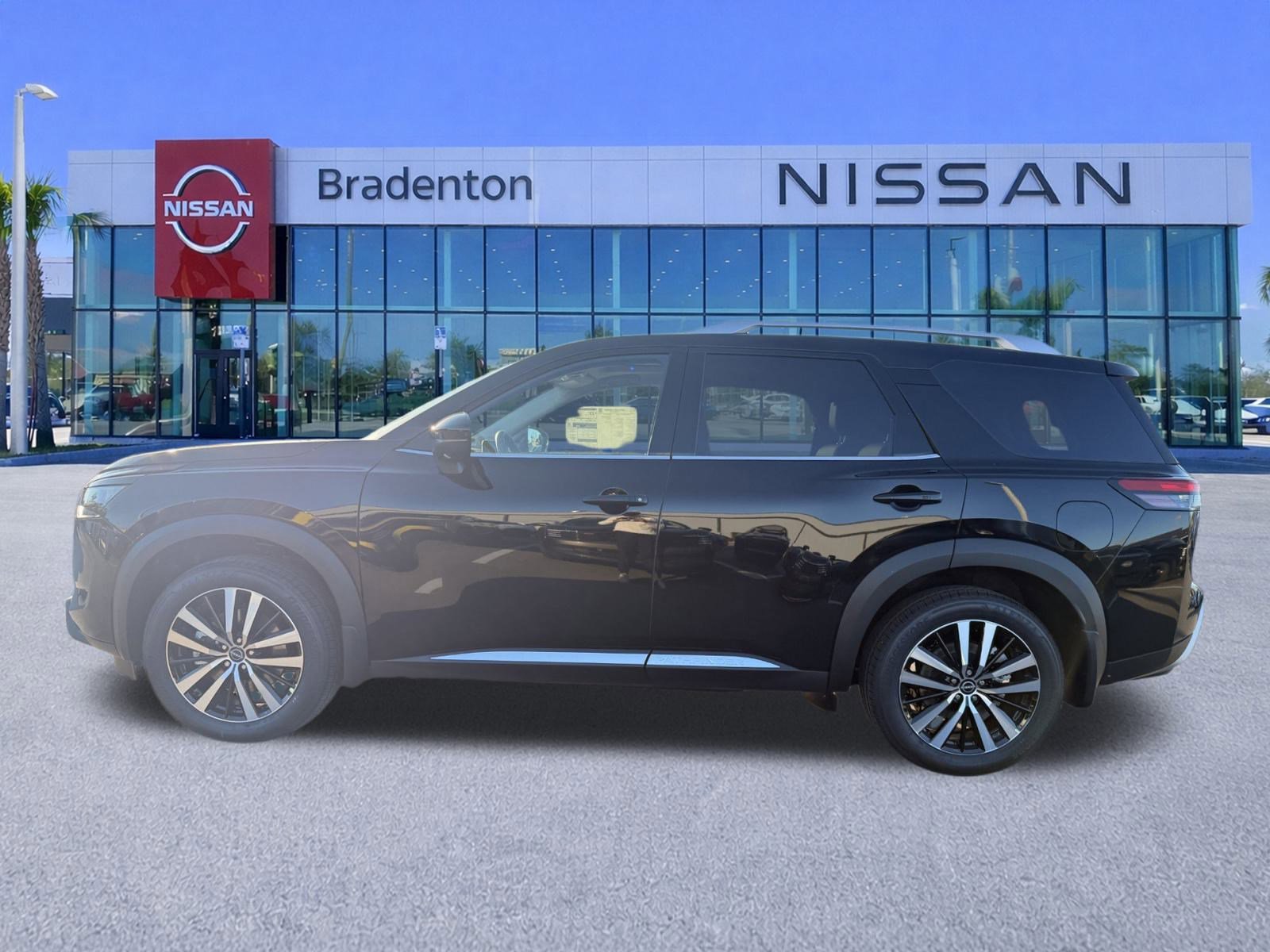 New 2025 Nissan Pathfinder Platinum image 3