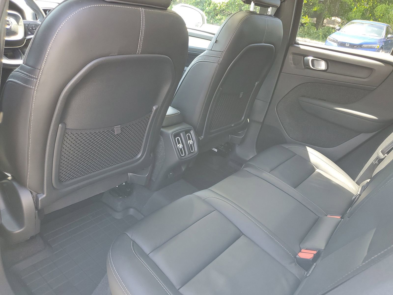 Used 2022 Volvo XC40 T5 Momentum image 23