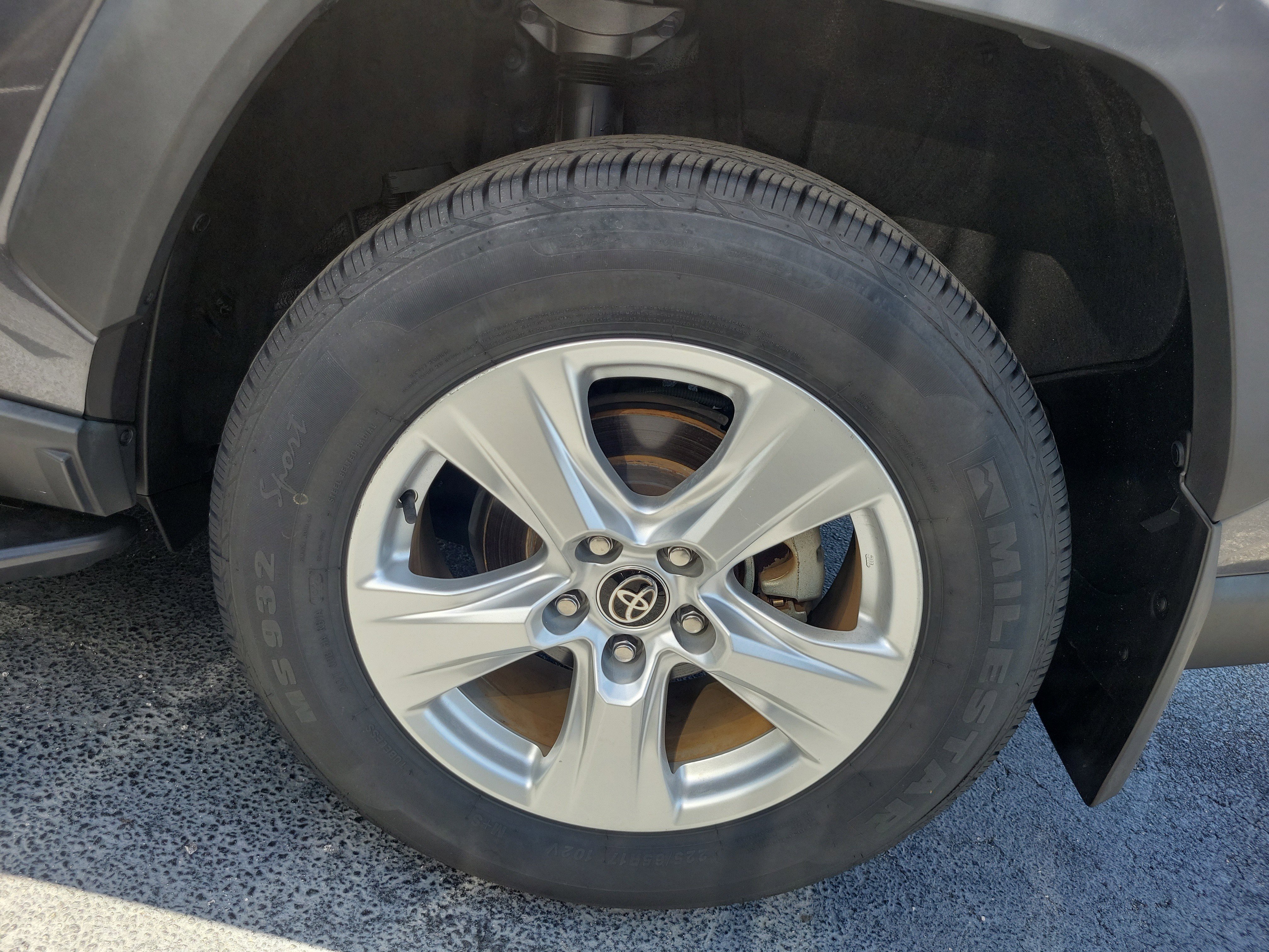 Used 2021 Toyota RAV4 XLE w/ Convenience Package FWD image 29