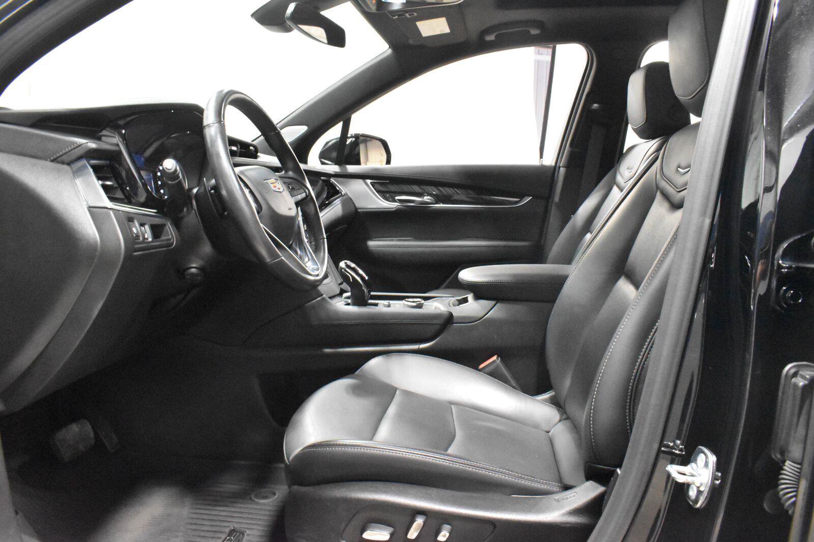Used 2024 Cadillac XT6 Premium Luxury w/ LPO, Floor Liner Package FWD image 2