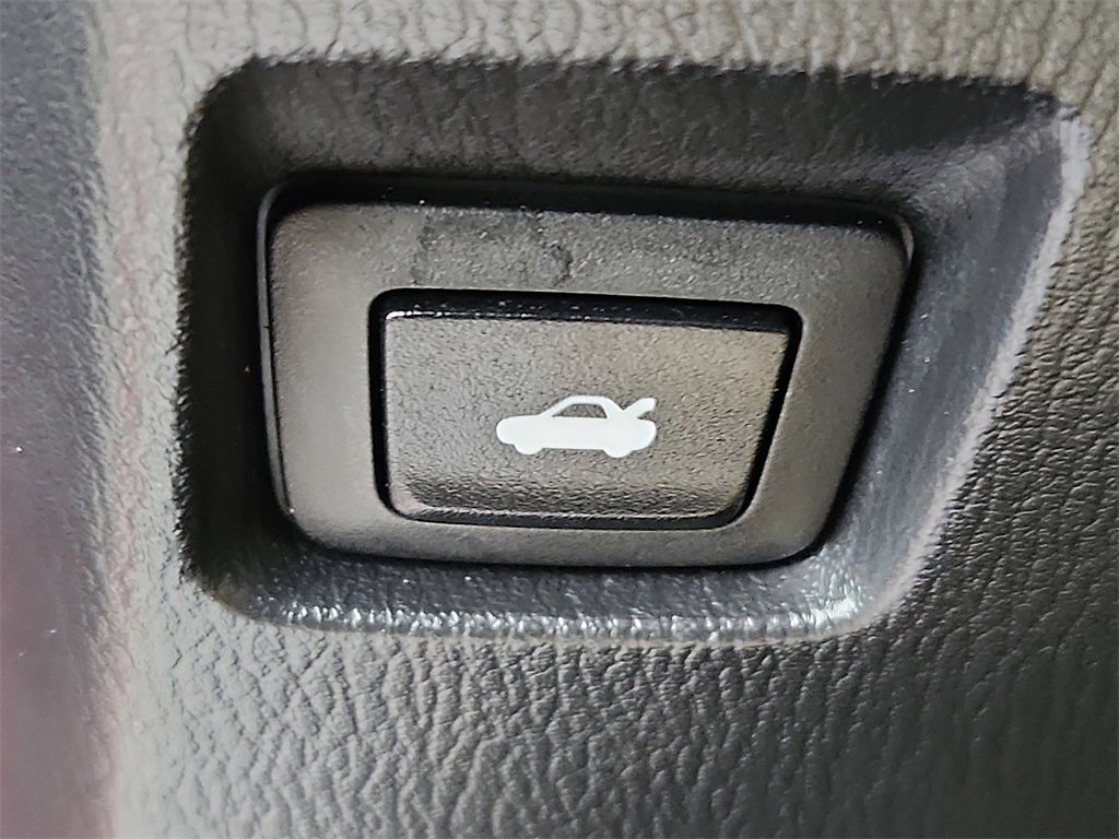 Used 2014 MAZDA MAZDA3 i Touring image 23