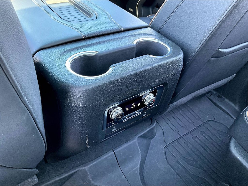 Used 2022 GMC Yukon XL AT4 AWD/4WD image 12