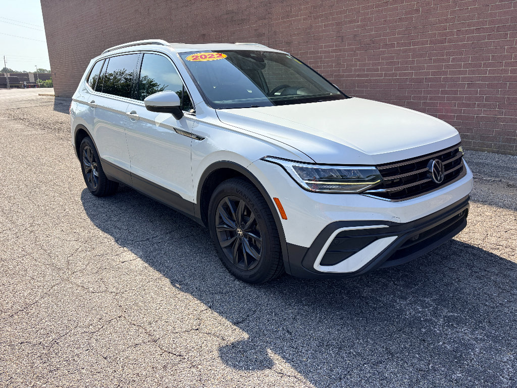 Used 2022 Volkswagen Tiguan SE w/ Panoramic Sunroof Package FWD image 7