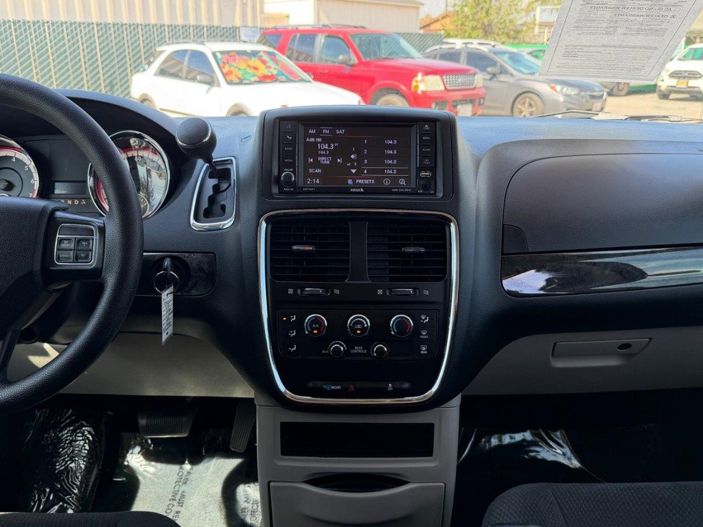 Used 2018 Dodge Grand Caravan SE w/ UConnect Hands-Free Group image 25