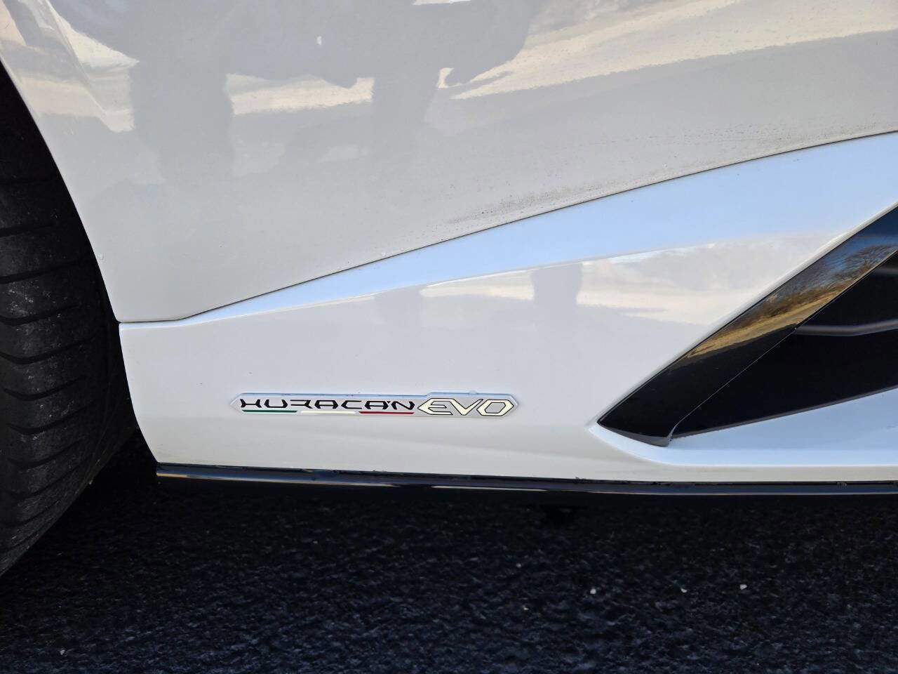 Used 2024 Lamborghini Huracan EVO image 13