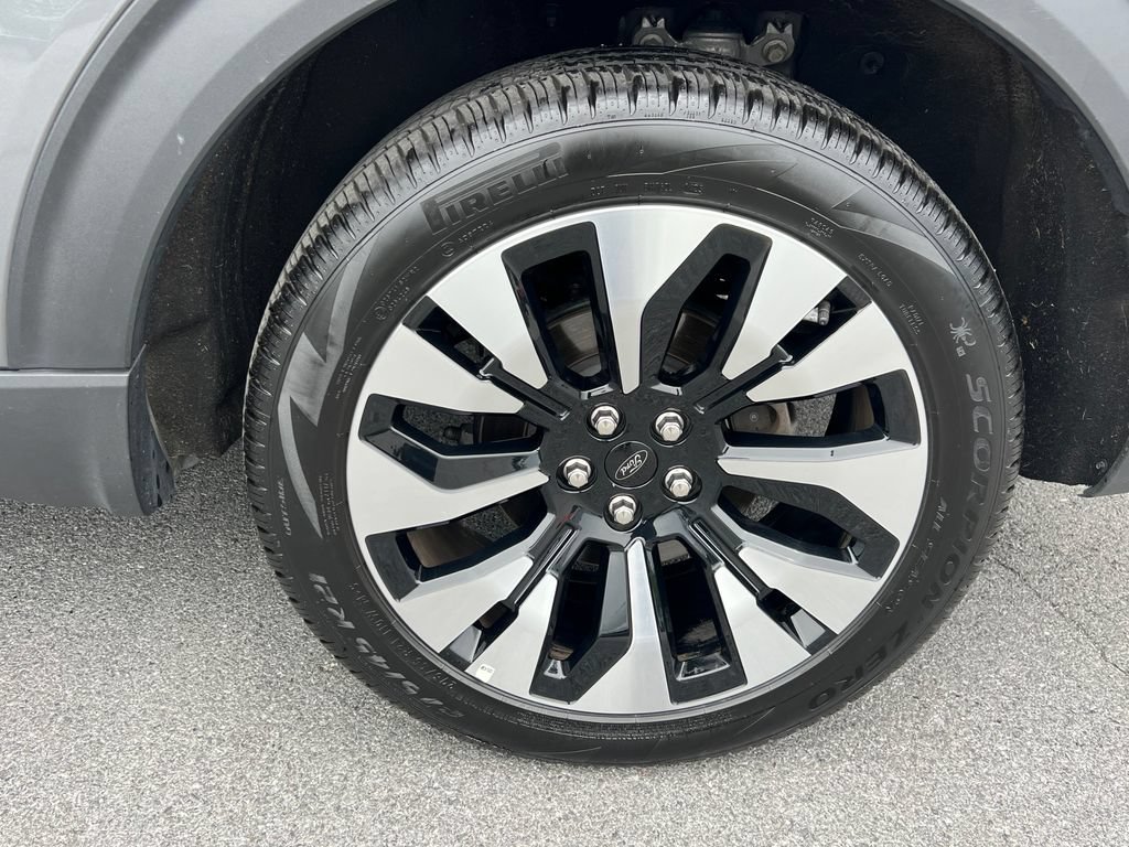 Used 2025 Ford Explorer Platinum w/ LUX Leather Package AWD/4WD image 18