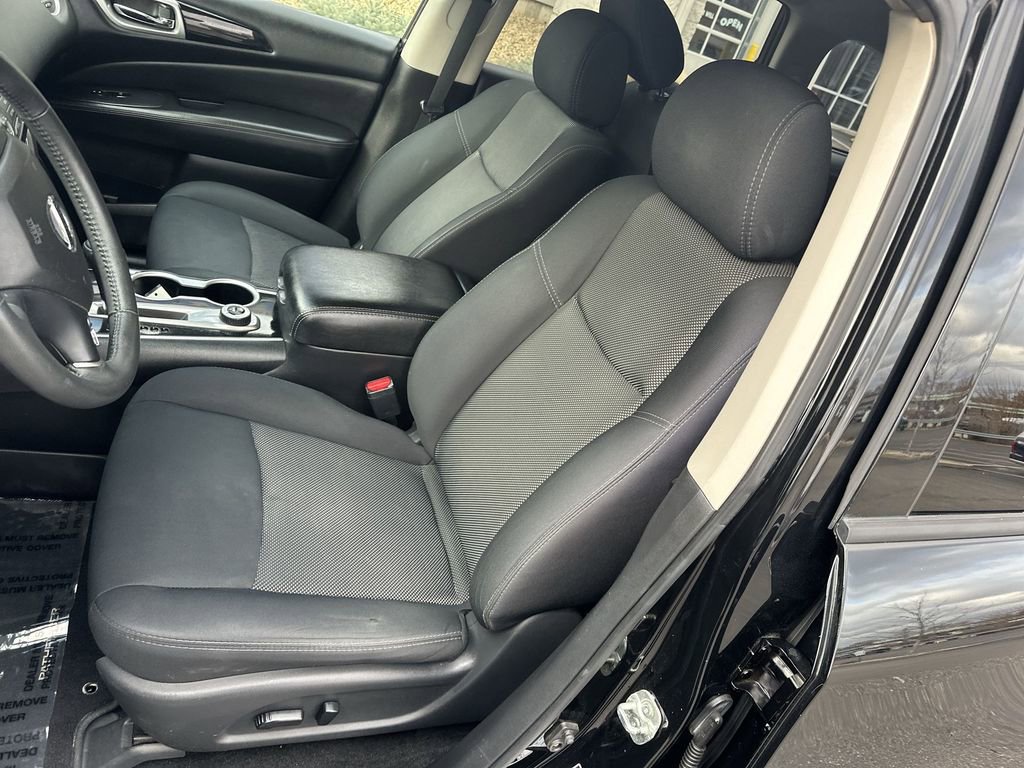 Used 2018 Nissan Pathfinder SV image 13