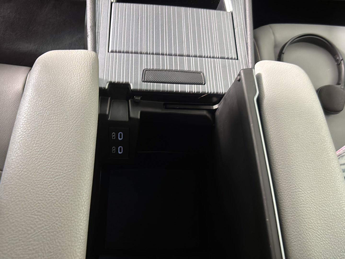 Used 2025 Toyota Sienna XLE w/ XLE Plus Package FWD image 36
